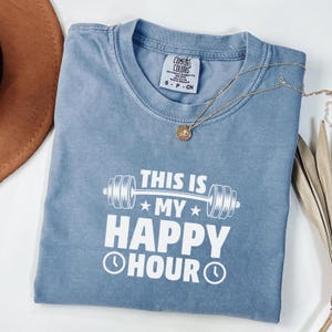 Dies ist meine Happy Hour Gym T-Shirt, Comfort Colors®, lustige Geschenke für Fitness-Liebhaber, Workout-T-Shirt, lustiges Gewichtheben Shirt, Gym Shirt, Geschenk