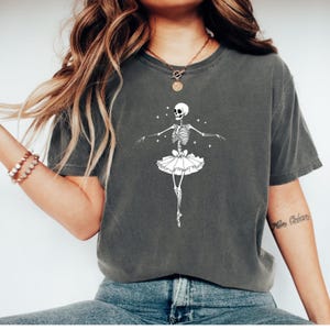Skeleton Ballerina Halloween Shirt, Comfort Colors®, Spooky Ballett-T-Shirt Gothic Tänzerin, Horror, Süß & Gruselig, Herbstgeschenk, Party, Retro Retro