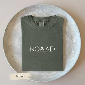 Nomadskjorta, bekväma färger minimalistisk livsstilskjorta, estetisk unisex-t-shirt, inspirerande nomadgåva, trendig nomadskjorta för män och kvinnor bild 1