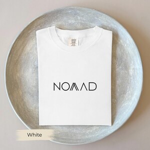 Nomadskjorta, bekväma färger minimalistisk livsstilskjorta, estetisk unisex-t-shirt, inspirerande nomadgåva, trendig nomadskjorta för män och kvinnor bild 2
