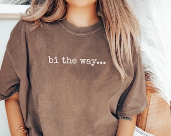 Camiseta Bi the Way, camiseta bissexual Comfort Colors®, camiseta punk rock bissexual, camiseta para sair do armário, presente para amigo bissexual, presente bissexual para visibilidade bi