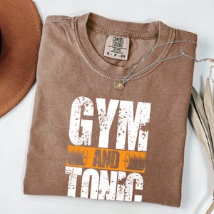 Maglietta Gym and Tonic, Comfort Colors®, regali divertenti per gli amanti della palestra, maglietta da allenamento, maglietta da palestra, allenamento divertente, umorismo fitness, regalo per gli amanti della palestra