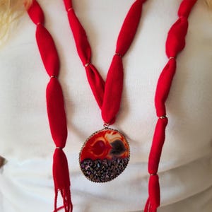 Collar de tulipanes de resina hechos a mano con piedras moradas: colgante floral artístico sobre cordón de tela rojo