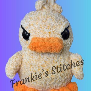 Puede incluir: Un juguete de pato de peluche hecho a mano con un cuerpo cremoso y amarillo esponjoso y texturizado. Tiene un pico y patas naranjas y ojos negros. El texto "Frankie's Stitches" est&aacute; escrito en la parte inferior izquierda del juguete.
