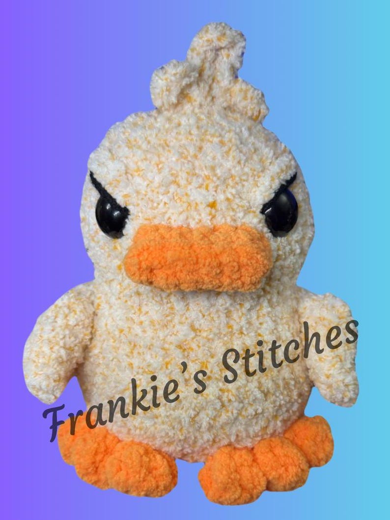 Puede incluir: Un juguete de pato de peluche hecho a mano con un cuerpo cremoso y amarillo esponjoso y texturizado. Tiene un pico y patas naranjas y ojos negros. El texto "Frankie's Stitches" est&aacute; escrito en la parte inferior izquierda del juguete.