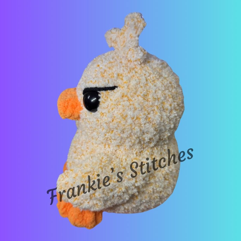 Puede incluir: Un juguete de p&aacute;jaro de peluche hecho a mano, en crema y amarillo. Tiene un pico y patas naranjas, un ojo negro y un peque&ntilde;o mech&oacute;n de plumas. El texto "Frankie's Stitches" es visible.