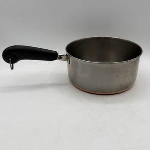 Puede incluir: Un letrero de madera rústico blanco con la frase "Welcome to our home" en un estilo manuscrito. El letrero tiene un acabado envejecido y un diseño simple y elegante, perfecto para la entrada.