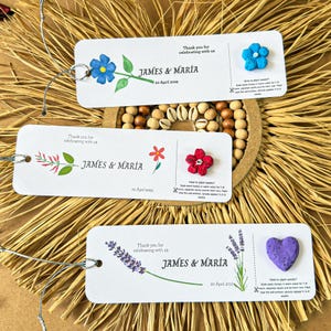 Gepersonaliseerde boekenlegger met vloeipapier. Aangepaste bladwijzer voor terug naar school, gastcadeaus voor bruiloften, verlovingen, diploma-uitreikingen, doopfeesten.seed