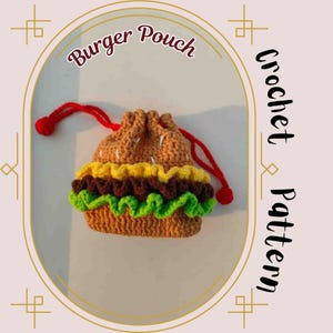 Puede incluir: Una bolsa de ganchillo con forma de hamburguesa con un cordón rojo. La bolsa está diseñada para parecerse a una hamburguesa, con capas de hilo marrón, amarillo y verde. El texto "Burger Pouch" y "Crochet Pattern" son visibles.
