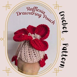 Puede incluir: Un bolso con cordón de ganchillo con un diseño de flor roja. El bolso es beige con una flor roja en la parte superior y detalles en rojo. El texto "Rafflesia Drawstring Pouch" y "Crochet Pattern" son visibles.