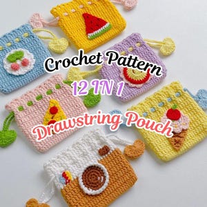 Op de afbeelding: Een verzameling kleurrijke, gehaakte trekkoordzakjes, elk versierd met een uniek voedselthema, waaronder een watermeloen, pizza en een ijsje. De tekst "Crochet Pattern 12 IN 1 Drawstring Pouch" is op de afbeelding te zien.