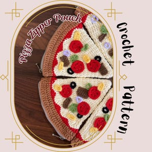 Puede incluir: Bolsa con cremallera con forma de porción de pizza tejida a ganchillo, con pepperoni rojo, aceitunas negras y otros ingredientes. La bolsa es de color crema con una corteza marrón y una cremallera. El texto "Pizza Zipper Pouch" y "Crochet Pattern" son visibles.