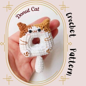 Puede incluir: Un gato donut tejido a crochet con hilo marrón y blanco. El gato donut tiene un agujero en el medio y una cola. El texto "Donut Cat" está encima del gato, y "Crochet Pattern" a la derecha.