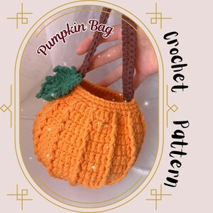 Può includere: Una borsa a forma di zucca all'uncinetto arancione con manico marrone e dettagli di foglie verdi. La borsa è fatta a mano e presenta il testo "Pumpkin Bag" e "Crochet Pattern".