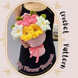 Puede incluir: Un ramo de flores de ganchillo hecho a mano con flores rosas, amarillas y blancas y hojas verdes. El ramo está envuelto en un soporte de ganchillo rosa claro con un lazo rosa. El texto "Big Flower Bouquet" es visible.