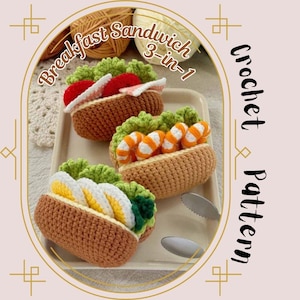 Può includere: Tre panini per la colazione all'uncinetto su un piatto bianco. I panini sono farciti con diversi ingredienti, tra cui pomodoro, lattuga, gamberi e uova. Il testo "Breakfast Sandwich 3-in-1 Crochet Pattern" è scritto in un cerchio attorno ai panini.