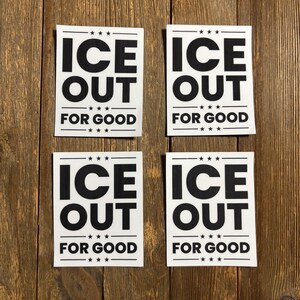 Può includere: Quattro adesivi bianchi con testo nero "ICE OUT FOR GOOD". Ogni adesivo ha una forma rettangolare con angoli arrotondati e un bordo. Sono disposti su una superficie di legno.