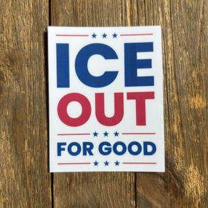 Può includere: Un adesivo rettangolare con le parole "ICE OUT" in grandi lettere blu e rosse, e "FOR GOOD" in blu. Il design include piccole stelle blu e linee rosse, su uno sfondo di legno.
