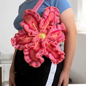 crochet lily flower bag – handmade statement accessory