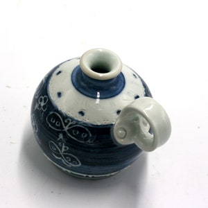 vintage blue and white pottery vase image 3