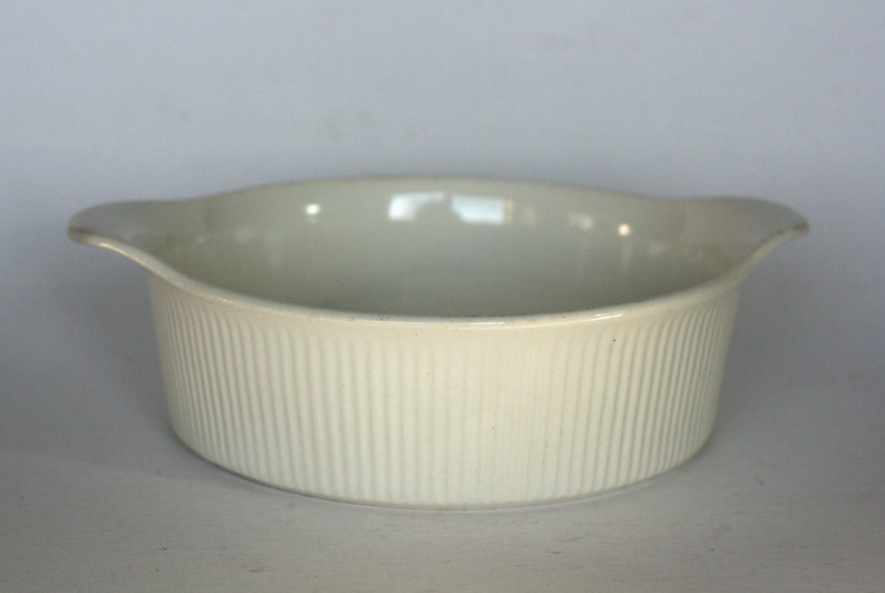 vintage red wing ivory casserole USA 553 image 1