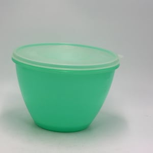 vintage Tupperware Crisp It Lettuce Keeper with Lid and Spike Insert