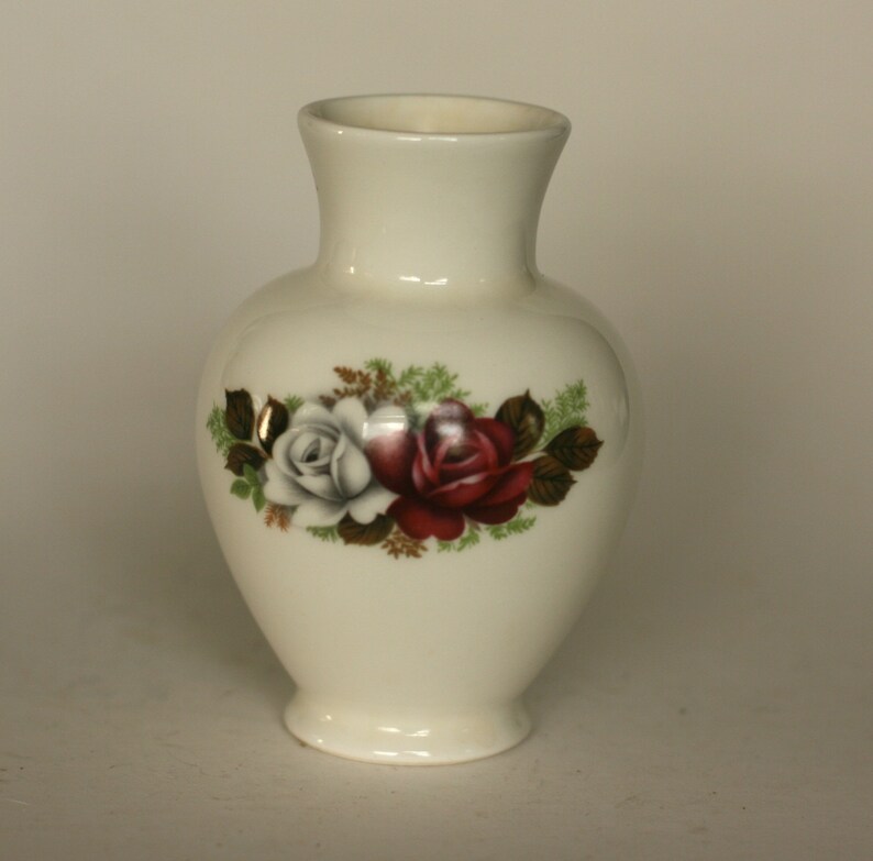 vase vintage Arabia Finlande aux roses rouges et blanches image 3