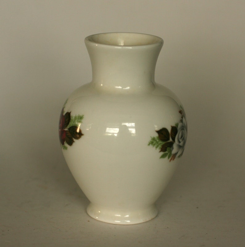 vase vintage Arabia Finlande aux roses rouges et blanches image 2