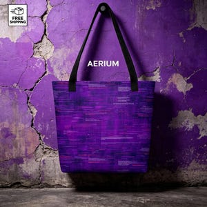 Peut inclure: Un sac fourre-tout avec un motif de glitch numérique violet foncé et noir composé de lignes horizontales et de texte. Le sac possède deux anses noires et le mot AERIUM est imprimé en blanc au centre supérieur du panneau avant.