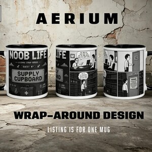 Puede incluir: Una taza de cerámica blanca con asa e interior negros, que presenta una tira cómica en blanco y negro titulada Noob Life: Supply Cupboard. El gráfico incluye elementos de pixel art, globos de diálogo y una secuencia de historia de varios paneles.
