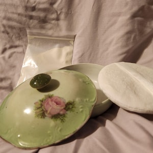 Polvos corporales sedosos para después del baño, sin talco, en un frasco antiguo