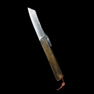 Könnte beinhalten: Ein handgefertigtes Messer mit einer silbernen Klinge und einem messingfarbenen Griff. Die Klinge hat eine strukturierte Kante und der Griff ist rechteckig. Am Ende des Griffs ist eine Lederschnur befestigt. Das Messer ist vor schwarzem Hintergrund platziert.