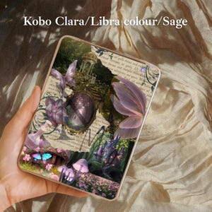 Peut inclure: Une coque de téléphone avec un motif fantaisiste de forêt avec des papillons, des champignons et une petite maison. La coque a un schéma de couleurs vert sauge et le texte "Kobo Clara/Libra colour/Sage".