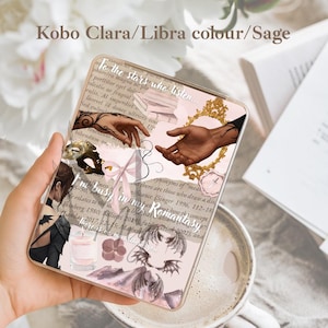 Peut inclure: Une coque pour liseuse Kobo Clara/Libra de couleur vert sauge. Elle présente un design de collage avec du texte, des mains tendues et des éléments décoratifs. Le texte comprend "To the stars who listen..." et "I'm busy in my Romantasy."