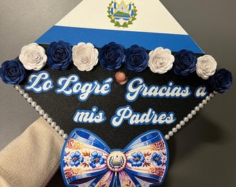 Coquette Bow El Salvador Flag “Lo Logré Gracias a mis Padres” Rolled Paper Flower Blinged Grad Cap Topper Graduation Class 2026