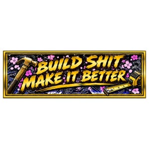 以下が含まれることがあります： 金色の文字で「BUILD SHIT MAKE IT BETTER」と書かれた長方形のグラフィックステッカー。左側にハンマー、右側に黄色のメジャー、背景には濃い青色の波と散らばったピンク色の桜の花が描かれています。