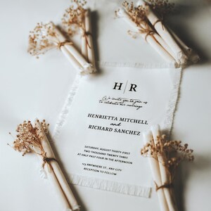 Puede incluir: Una invitaci&oacute;n de boda blanca con un borde deshilachado y un dise&ntilde;o sencillo. La invitaci&oacute;n presenta las iniciales de la pareja "HR" y el texto "We invite you to join us to celebrate our marriage Henrietta Mitchell and Richard Sanchez Saturday, August Thirty-First Two Thousand Twenty Three at Half Past Four in the Afternoon 123 Anywhere St., Any City Reception to Follow"