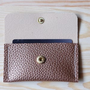 Funda de piel sintética iridiscente para tarjetas bancarias, tarjetas de autobús, credenciales de acceso, etc.