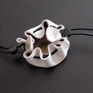 Petite bourse en cuir blanc souple, fait à la main.