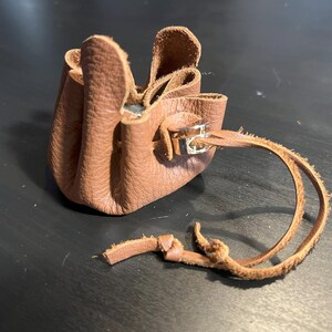 Petite bourse en cuir souple, lanière de cuir