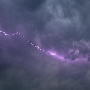 Lila Blitz-Sturm-Druck - Dramatische Gewitter-Fotografie, Wand-Kunst des dunklen Himmels, Natur-Wetter-Foto, stimmungsvoller Himmel-Dekor