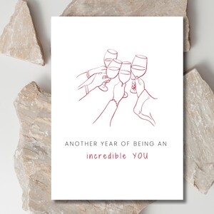 Carte d'anniversaire imprimable pour ami, verre de vin à la main, une autre année où vous êtes une personne incroyable, téléchargement numérique