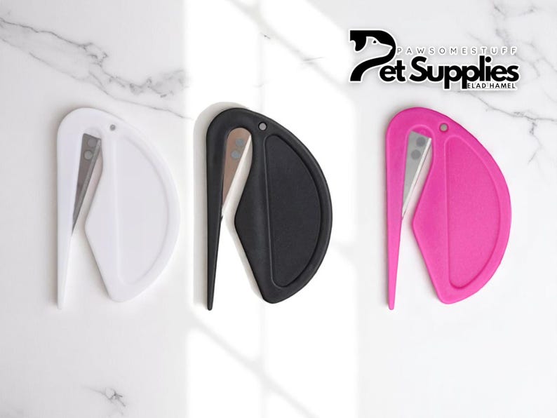 K&ouml;nnte beinhalten: Drei Tierfutter-Beutelschneider in Wei&szlig;, Schwarz und Pink. Jeder Schneider hat einen gebogenen Griff und eine silberne Klinge. Das Pet Supplies-Logo befindet sich in der oberen rechten Ecke.