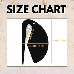 K&ouml;nnte beinhalten: Ein schwarzer Papierschneider mit einer silbernen Klinge, der 4,6 cm breit und 7,5 cm lang ist. Das Bild enth&auml;lt eine Gr&ouml;&szlig;entabelle mit Ma&szlig;en in Zoll und Zentimetern sowie den Text "SIZE CHART" in fetten schwarzen Buchstaben.