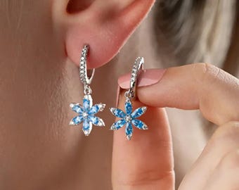 Silber Blume Aquamarin Ohrringe, baumelnde Hoop Aquamarin Schmuck, zierliche Diamant Charme, minimalistische Huggie Creolen