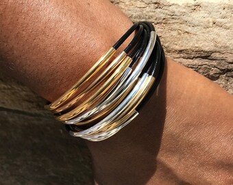 Pulsera de cuero negro con cierre magnético, tubo dorado y plateado
