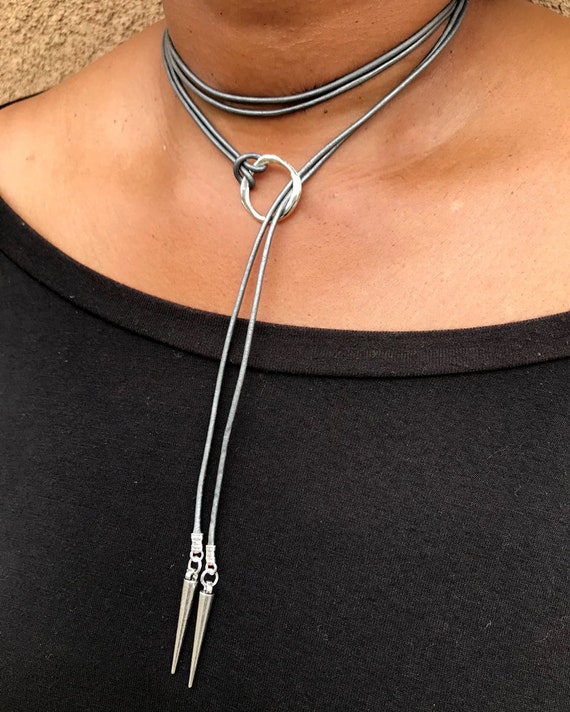 MWOOT Pièces Cheveux En Plumes Pour Femmes, Extensions De Cheveux Indienne, Collier Ras Du Cou En Cuir, Boho Boucles D'oreilles Attrape-rêves, Bijoux Tribaux Set Pour Halloween Carnaval Mascarade