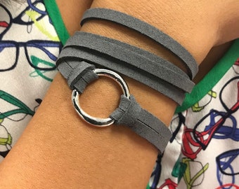 Pulsera Infinity Circle Wrap, joyería de cuero, gamuza sintética gris oscuro, pulseras de puño de cuero, regalo para ella, cuero, envoltura triple, brazaletes