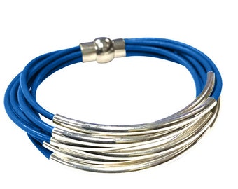 Blaues Leder Wickelarmband, silberfarbige Tube Beads, Magnetverschluss