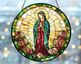 Pode incluir: Vitral redondo com uma figura religiosa com auréola, vestida com uma túnica vermelha e verde, e rosas. A obra de arte é emoldurada em preto e pendurada por uma corrente.